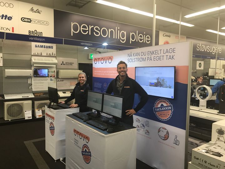 Christel Mathiesen og Andreas Thorsheim fra Otovo står i butikken på Elkjøp Lørenskog på første salgsdag med solceller.