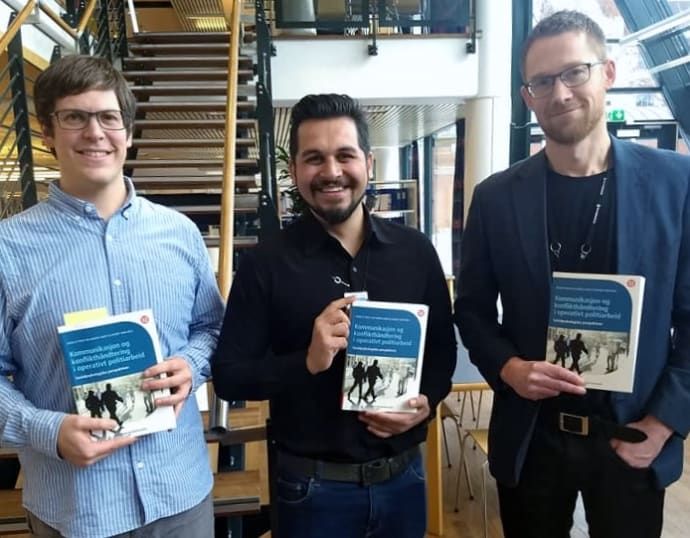 FORFATTERNE: Joshua Phelps, Manjeet Singh og Nils Morten Larsen. Foto: Sissel Kvalvik.
