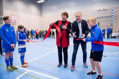 Ordfører Marianne Borgen (SV) og byrådsleder Raymond Johansen (Ap) foretok den offisielle åpningen med å klippe den røde snoren. Foto: Finn Ståle Felberg