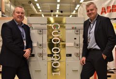 Stolt over grønn teknologisuksess: Ken Isaksen (t.v.), forretningsansvarlig for distribusjonsløsninger ved ABB i Skien og Gøran Salomonsen, ansvarlig for Electrification i ABB.