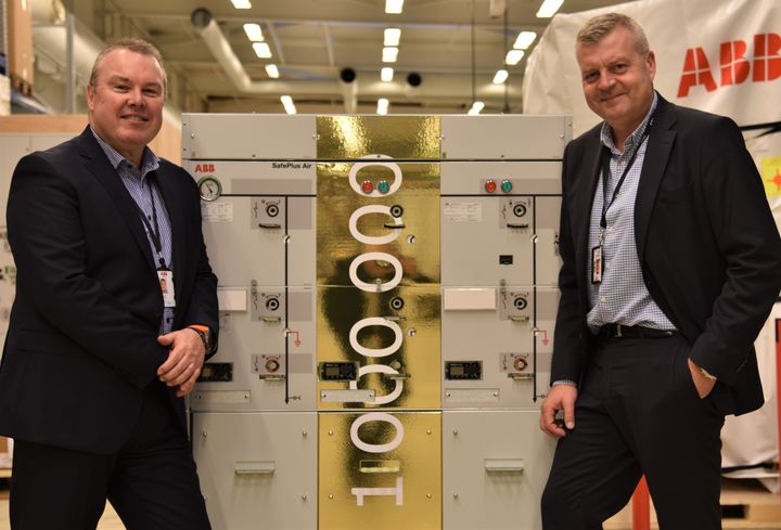 Stolt over grønn teknologisuksess: Ken Isaksen (t.v.), forretningsansvarlig for distribusjonsløsninger ved ABB i Skien og Gøran Salomonsen, ansvarlig for Electrification i ABB.