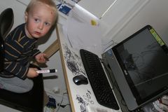 Hva gjør du når poden har lekt med sprittusj og tegnet både på PC-skjerm og møbler? Foto: Heidi Tofterå Slettemoen.