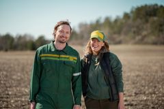 Potetbøndene Dina Fonn Sætre og Henning Holand fra Steigen i Nordland vant kåringen Årets unge bonde i 2020. Nå er de med på den nye kampanjen til Felleskjøpet.