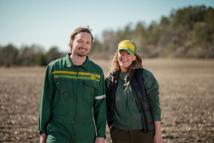 Potetbøndene Dina Fonn Sætre og Henning Holand fra Steigen i Nordland vant kåringen Årets unge bonde i 2020. Nå er de med på den nye kampanjen til Felleskjøpet.