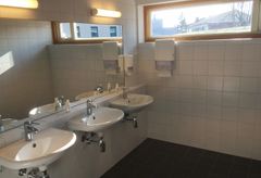 Sanitæranleggene har nøktern standard. Kapasiteten tilpasses nå økt kvinneandel. Foto: Torfinn Øgreid/ Forsvarsbygg.