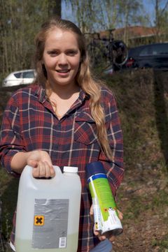 Sesongen for vårrengjøring er i gang, og med det kommer også mange miljøfarlige rengjøringsprodukter fram i lyset. Husk å sortere miljøfarlig avfall riktig. Foto: Marie Holen Danielson.