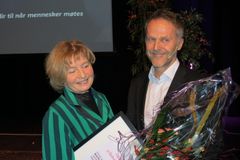 Vinneren Solveig Haglund fikk prisen fra juryleder Helge Gjerde. (Foto: Innovasjon Norge)