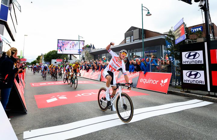 Sprintfenomenet Mathieu van der Poel (Alpecin-Fenix) fra Nederland tok sin tredje etappeseier på to år i Leknes i 2019. Han blir en å holde øye med på årets åpningsetappe. Foto: ARN/Rune Dahl