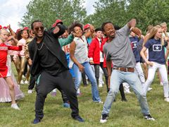 Madcon fremfører årets BlimE-låt, som de har produsert sammen med Joachim H. Haukaas. Foto: Geir Evensen/NRK