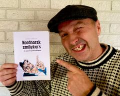 Tannløs, men ikke rådløs. Og i godt humør! Forfatter Ronny Trælvik er ute med ny humorbok. Foto: Bok i Nord