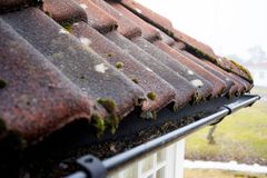 Som huseier har du et stort ansvar for nødvendig vedlikehold. Sjekk taket før en skade oppstår, er rådet. Foto: Fremtind.