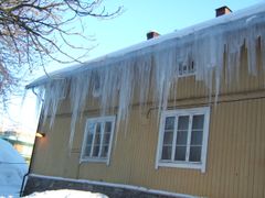 Ser taket ditt slik ut om vinteren, kan det være smart å etterisolere. Foto: SINTEF Byggforsk