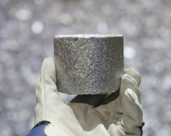 Rene aluminiumsspon har blitt komprimert til briketter og ligger klare til å bli resirkulert. I induksjonsovnen vil skrap-aluminiumet smeltes og kan blandes med primæraluminium og andre metaller for å skape ulike legeringssammensetninger avhengig av sluttbrukers behov.