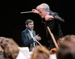 Edward Gardner med Operaorkestret og Nicolas Courjal som synger rollen som Méphistophélès. Foto: Erik Berg