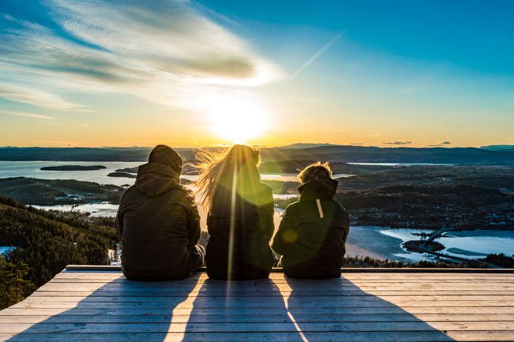 Nordmenn er bekymret for økonomien sin, men vurderer å kutte forsikringer for å spare penger. Foto: Shutterstock / NTB