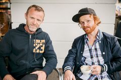 Pressebilde: Ravi og Jo Nesbø "Årner Sæ". Foto: Johnny Vaet Nordskog. Universal Music 2015