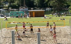 Sport og spill. Bekkelagsbadet invitererer til aktiviteter med strandvolleyball, parkour og ballbinge. Foto: H. K Riise