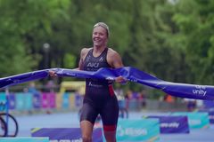 Første gull på øverste nivå internasjonalt for Løvseth. Foto: Olalla Cernuda fra World Triathlon/Norges Triatlonforbund. Kan brukes fritt av norsk presse.