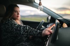 - Når halvparten av bilistene har hatt oppmerksomheten på skjermen og ikke på veien, er det alvorlig, sier Tangstad-Holdal i TSF. Foto: iStockPhoto/TSF