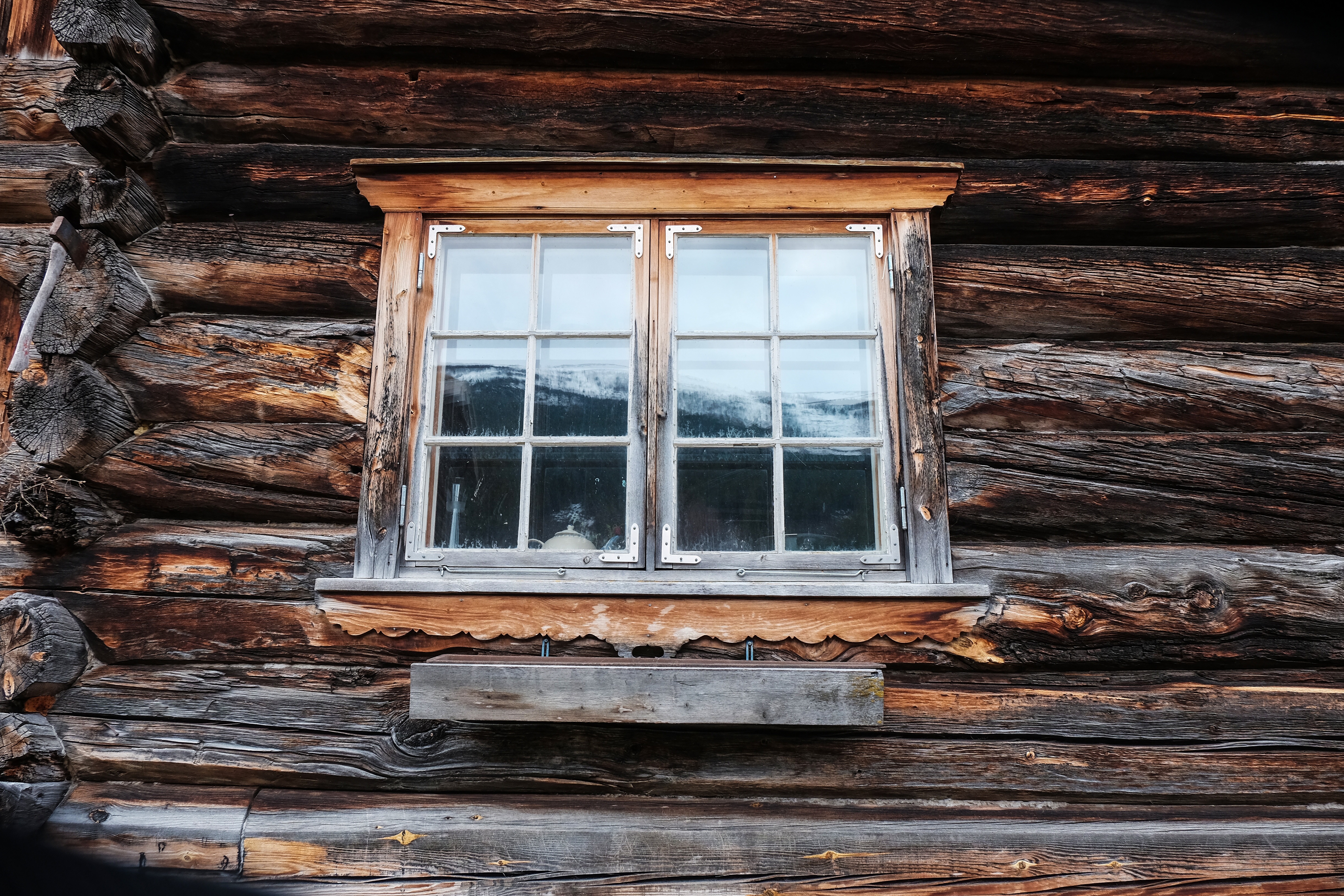 Пластиковые окна в старых домах. Окна старых деревянных домов. Окна в деревянном доме. Старинные окна. Окно в деревенском доме.