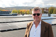 Sverre Helno foran det nye solcelleanlegget hos Møller Bil Hvam.