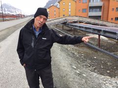 Tom Harald Grepperud peker på en av oppgavene de skal jobbe med i sommer; gjenoppbygging av vei i fjernvarmekryssinger.