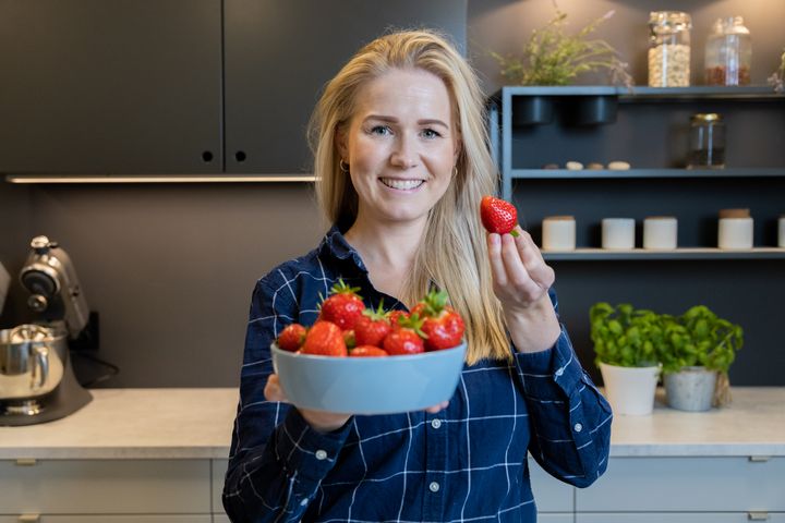 Ikke bare er jordbær noe av det beste som finnes – de er også proppfulle av vitamin C og fiber, sier ernæringsrådgiver Iselin Bogstrand Sagen i OFG.