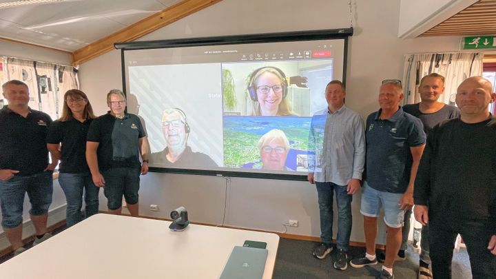 Signeringen fant sted på Statens vegvesens prosjektkontor Baneheia i Kristiansand fredag 12.august kl. 12. Fra venstre: Ragnar Hellerslien, prosjekteringsleder; Janicke Nicolaisen, byggeleder; Jan Helge Egeland, prosjektleder, alle i Statens vegvesen. Via Teams også fra Statens vegvesen: Svein Røed, prosjekteier; Linda Kjellin Karlsen, byggherrestøtte og Kjell Inge Davik, utbyggingsdirektør. For TT Anlegg AS: Eirik Spilling, markedssjef; Jan Mydland, prosjektleder; Kristen Homme, prosjektleder og Teis Inge Risnes, kalkulasjon. Foto: Samir Kolukcija/Statens vegvesen