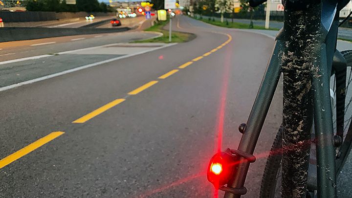 Når du sykler i mørket skal du ha hvitt eller gult lys foran og rødt bak. I tillegg skal det være rød refleks bak på sykkelen og hvite eller gule reflekser på pedalene eller hvis du sykler med klikk-pedaler, på pedalarmene. (Foto: NAF)