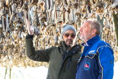 Joe Bastianich er en av dommerne i MasterChef Italia. Her sammen med Ansgar Pedersen, tørrfisvraker i AS Glea. Foto: MasterChef Italia