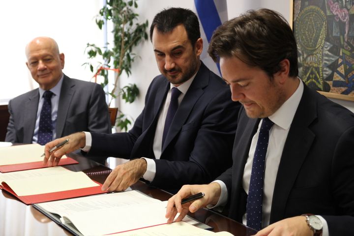 Fra undertegningen av avtalen. Statssekretær i Utenriksdepartmentet, Jens Frölich Holte (til høyre) og den greske ministeren for økonomi og utvikling, Alexis Charitsis. Foto: Utenriksdepartementet.