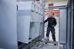 ABBs nye fabrikklinje leverer komplette nettstasjoner for kraftdistribusjon.