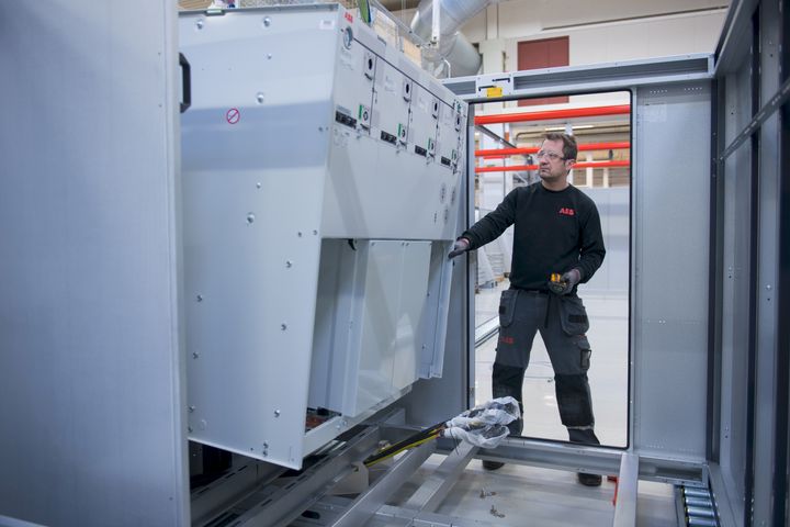ABBs nye fabrikklinje leverer komplette nettstasjoner for kraftdistribusjon.