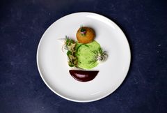 Hovedrett: Dumpling med beter, sellerirot "royale", bakt sellerirot, krokekk med stuede vinterkålvekster fra Braattan og luftig stangsellerisaus