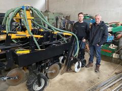 Terje Romsaas og sønnen Gulbrand har sammen utvikla fått patentert en direktesåmaskin, og har nå fått de første bestillingene. (Foto: Felleskjøpet Agri)