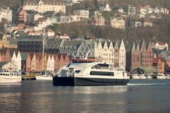 Utsleppskutt på to av dei største hurtigbåtsambanda i Noreg: Vestland får 50 millionar kroner av Miljødirektoratet til å kutte utslepp av klimagassar frå hurtigbåtar. Foto: Vegard Filmland, Skyss.