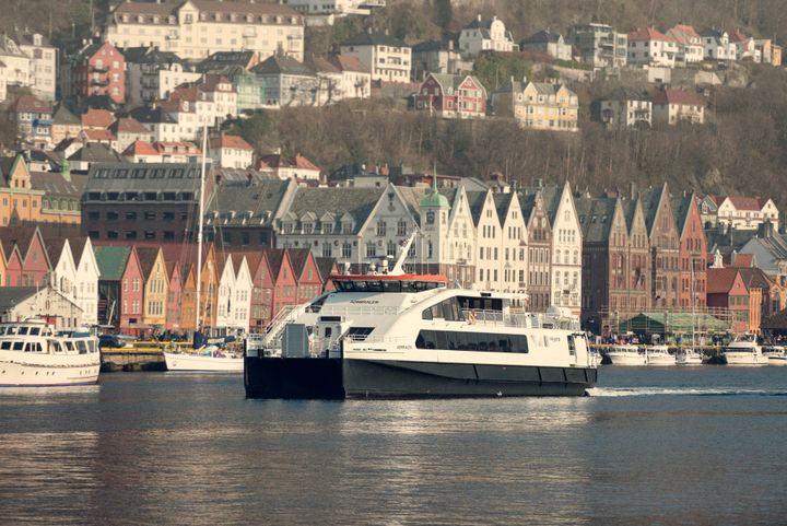 Utsleppskutt på to av dei største hurtigbåtsambanda i Noreg: Vestland får 50 millionar kroner av Miljødirektoratet til å kutte utslepp av klimagassar frå hurtigbåtar. Foto: Vegard Filmland, Skyss.