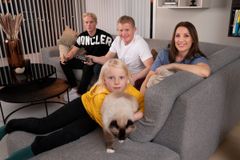 Pål Anders Ullevålseter og Mette Solli med deres felles datter Alva (8) og Påls sønn Robin (20). Foto: Espen Solli/TV 2