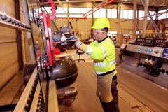 Husamettin Alkan har to slipelinjer til å hjelpe seg med arbeidsoppgavene. I mai installeres en ny slipelinje på fabrikken.