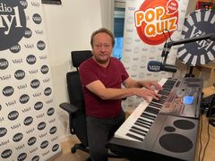 Stephen Ackles med keyboard i studio under minneprogrammet om Jerry Lee Lewis. Foto: Radio Vinyl