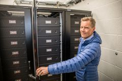 - Batteriene sørger for at toppene reduseres med fornybar solenergi. Dette bidrar til å skape et mer robust og stabilt strømnett. Kultur- og idrettsbygg tar derfor et viktig samfunnsansvar ved å installere batterier med strømstyring, sier Jon Helsingeng, administrerende direktør for Eaton i Norge.