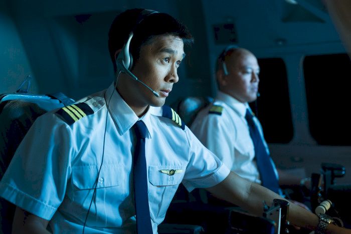 Rekonstruksjon: Førstepilot Hamid (Adriano Sobretodo Jr.) og Kaptein Shah (Von Flores) i cockpit på Malaysia Airlines Flight 370. I dokumentaren "Flyhavarikommisjonen: Mysteriet Malaysia 370" vil flyhavarieksperter granske tilgjengelig dokumentasjon og bevis på leting etter svar. Premiere 8. mars 2015 kl. 22.00. (Foto: Cineflix/Darren Goldstein)