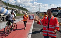 Byggeleder for prosjektet i Statens vegvesen, Rahimi Madih, trivdes med å dele ut is til syklister.