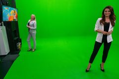 Værsjef Eli Kari Gjengedal og væranker Kristina Kvistad Hustad under testing av det nye TV 2-været. Foto: Håvard Solem, TV 2.