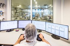 Kompetansebarometeret viser tydelig at bedriftene ikke ser for seg et mindre behov for arbeidskraft de neste fem årene. Tvert imot. På spørsmål om digitalisering og automatisering endrer bedriftenes behov for kompetanse, oppgir det store flertallet at de vil ha omtrent samme behov fremover både med tanke på utdanningsnivå og fagsammensetning. Foto: Bo Mathiesen/ TINE.