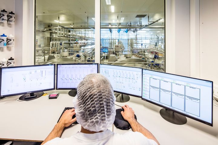Kompetansebarometeret viser tydelig at bedriftene ikke ser for seg et mindre behov for arbeidskraft de neste fem årene. Tvert imot. På spørsmål om digitalisering og automatisering endrer bedriftenes behov for kompetanse, oppgir det store flertallet at de vil ha omtrent samme behov fremover både med tanke på utdanningsnivå og fagsammensetning. Foto: Bo Mathiesen/ TINE.