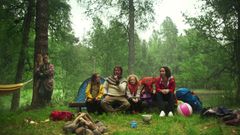 I skogen, på stranda eller i bilen. La barna koble av med en god barnepodkast i sommer. Foto: NRK