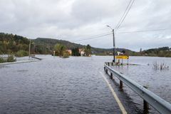 MER FLOM OG SKRED: – Framover vil det bli mer ekstreme nedbørsmengder, som vil medføre flom og skred, sier seniorforsker Rasmus Benestad ved Meteorologisk institutt. Foto: Kristiansand, 3, oktober 2017: Tovdalselva i Kristiansand flommer over/istock