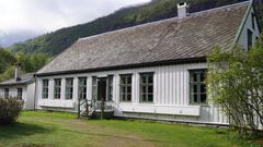 Elverhøy i Sunndal har rike tradisjonar når det gjeld fiske og britiske «fiskelordar» som besøkte staden flittig på midten av 1800-talet. Kulturminne er særprega i engelsk stil, og er angitt å ha høy lokal og regional verneverdi. Eigaren har tidlegare fått støtte frå Kulturminnefondet, og har i år blitt gjeve 190.000 til arbeider på huset. I dag brukast Elverhøy til utleige som overnatting og selskapslokale. (Foto: Privat/Frå søknad)