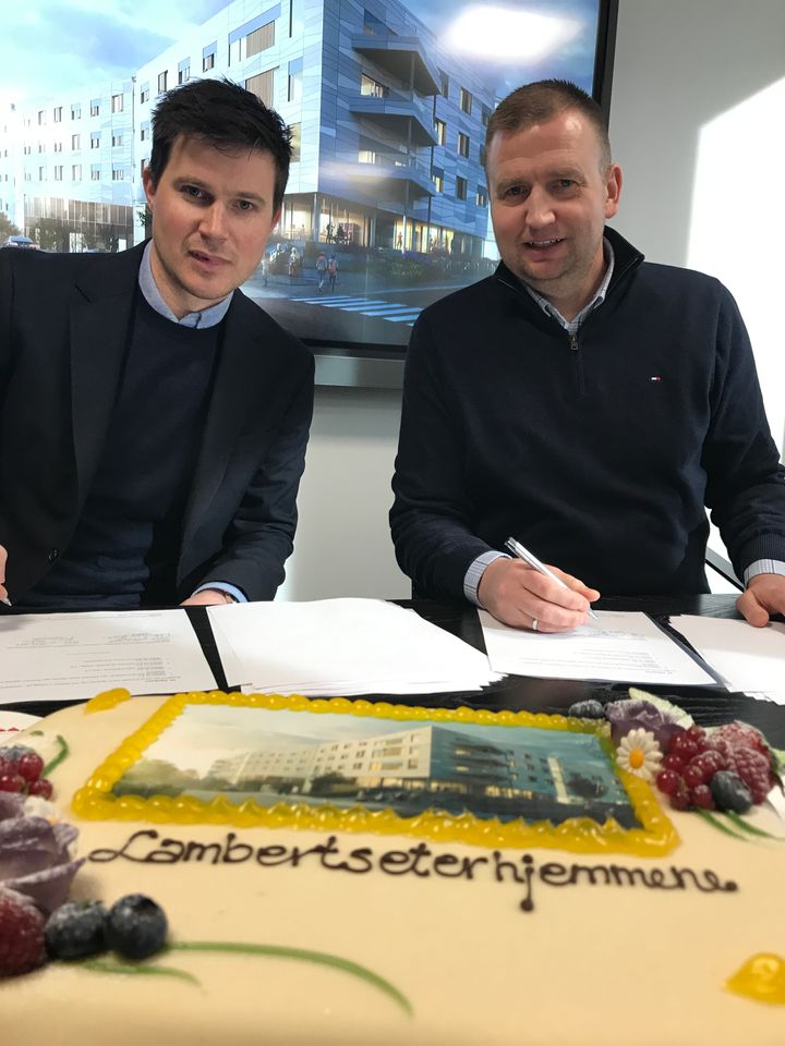 Kristian Myhrer fra HENT og Eldar Brynjulfsen signerte kontrakten, og går nå i gang med forprosjektet til Lambertseterhjemmet.